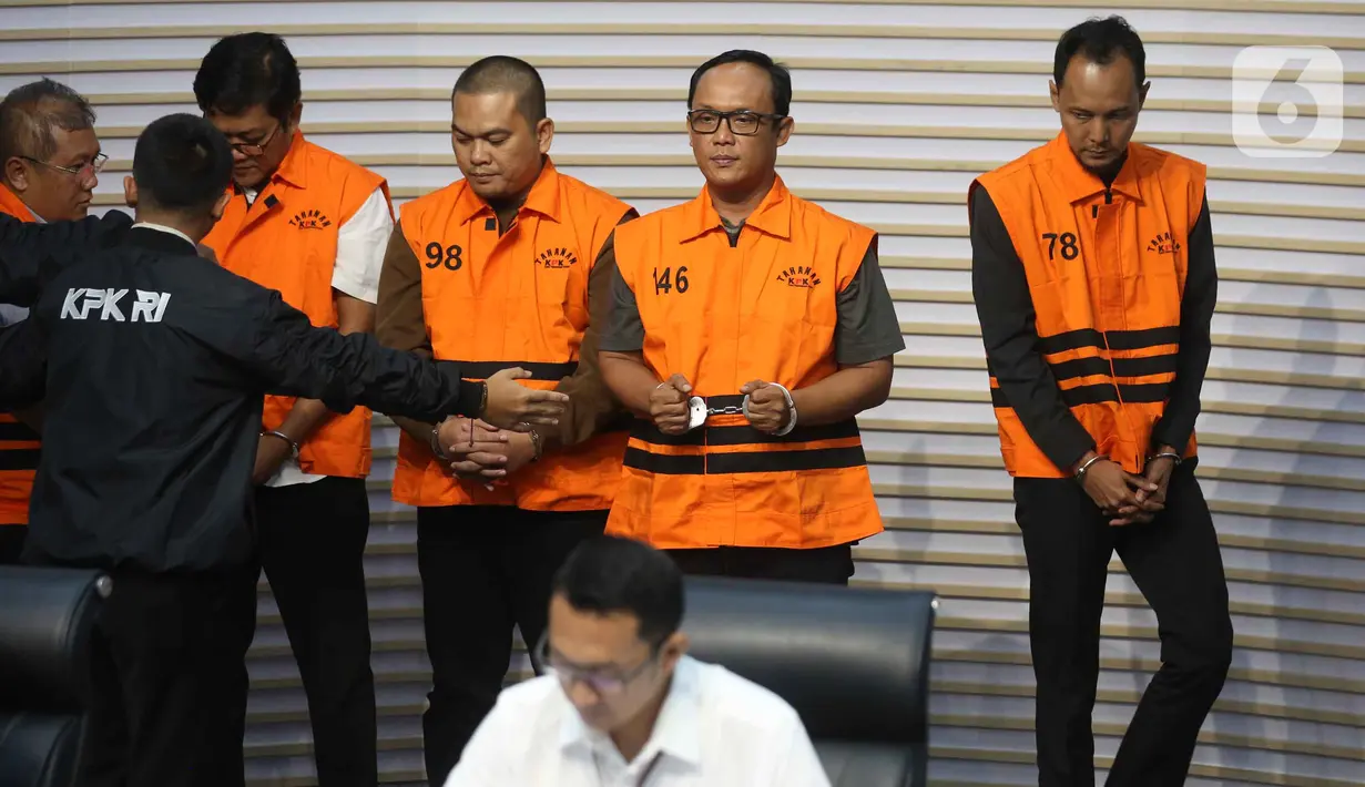 Tersangka lainnnya adalah anggota DPRD Lampung Tengah Riki Hendra Saputra; adik Ardito, Ranu Hari Prasetyo; Plt. Kepala Badan Pendapatan Daerah Lampung Tengah sekaligus kerabat dekat Ardito, Anton Wibowo; dan Direktur PT Elkaka Mandiri, Mohamad Lukman Sjamsuri. Tampak dalam foto, Bupati Lampung Tengah, Ardito Wijaya (kedua kanan) saat dihadirkan pada rilis penetapan status tersangka sekaligus penahanan di Gedung Merah Putih Komisi Pemberantasan Korupsi (KPK), Jakarta, Kamis (11/12/2025). (Liputan6.com/Helmi Fithriansyah)