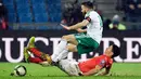 Bek Swiss, Fabian Schaer dan pemain Irlandia Utara, Stuart Dallas berebut bola pada leg kedua fase playoff Piala Dunia 2018 zona Eropa di St Jakob Park Stadium, Minggu (12/11). Swiss akhirnya lolos ke Piala Dunia 2018. (Jean-Christophe/Keystone via AP)