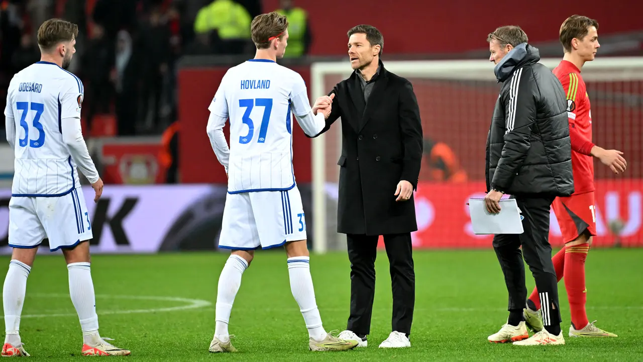 Foto: Melihat Lebih Dekat Cara Xabi Alonso Menginstruksikan Anak Asuhnya dari Pinggir Lapangan