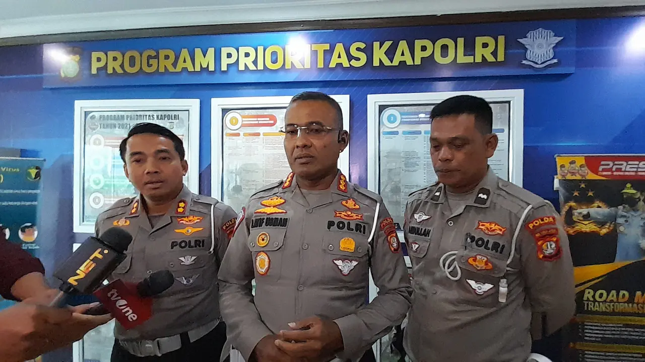 Direktur Lalu Lintas Polda Metro Jaya Kombes Pol Latif Usman (tengah). Dia angkat bicara soal anggota lalu lintas yang bertindak arogan terhadap pengendara motor.