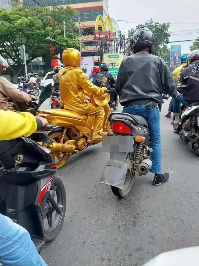 6 Potret Totalitas Pengendara Pakai Baju Warna Sama Kayak Motor Ini Kocak