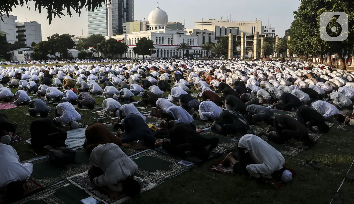 Jemaah melaksanakan salat Idul Adha 1441 H di Masjid Al-Azhar, Jakarta, Jumat (31/7/2020). Pelaksanaan salat Id dilakukan secara berjemaah di masjid atau lapangan dengan menerapkan protokol kesehatan, seperti mengenakan masker dan menjaga jarak. (Liputan6.com/Johan Tallo)