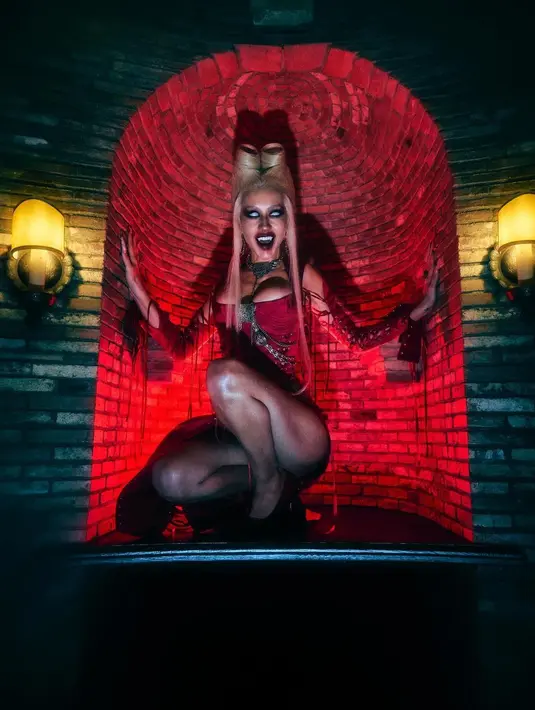 Christina Aguilera tampil nyentrik dengan penampilan yang terinspirasi film Bram Stoker’s Dracula. Dibalut dengan bustier berwarna merah dengan bahan bludru, sarung tangan, dan softlens berwarna putih. Christina tampak memukau dengan kostum halloween-nya. [@xtina].