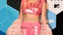 Penyanyi Inggris, Charli XCX berpose di karpet merah MTV Europe Music Awards 2016 di Ahoy Rotterdam, Belanda, Minggu (6/11). Charli mengenakan setelan crop top merah muda menyala dengan motif polkadot. (JOHN THYS/AFP)