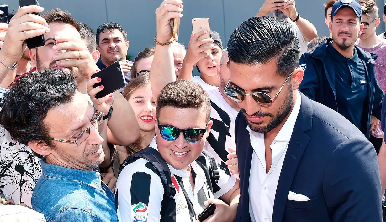 Pemain timnas Jerman, Emre Can tiba untuk menjalani tes medis di J Medical di Turin, Italia, (21/6). Can akan dikontrak Juventus selama lima tahun dengan biaya 5 juta euro dari Liverpool. (Alessandro Di Marco/ANSA via AP)