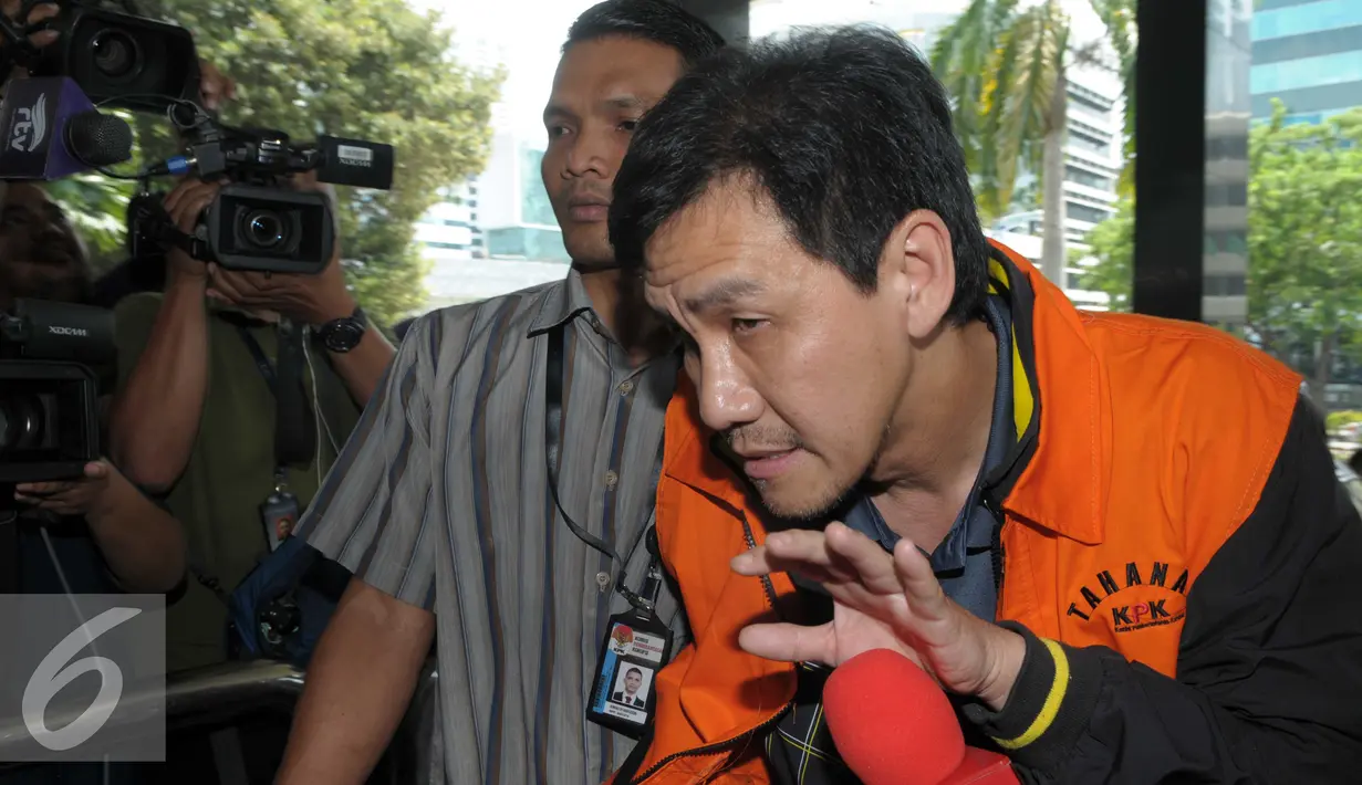Ariesman Widjaja saat ditanya wartawan di Gedung KPK, Jakarta, Selasa (5/4). Barang bukti uang suap Rp1,140 miliar diamankan dalam OTT terkait reklamsi pesisir utara Jakarta dan Raperda Rencana Tata Ruang Kawasaan Strategi. (Liputan6.com/Helmi Afandi)