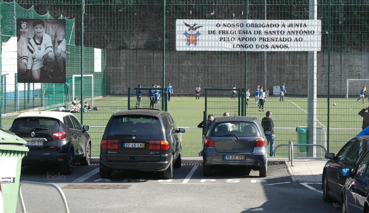 Poster Cristiano Ronaldo terpampang di lapangan klub sepak bola CF Andorinha di Kawasan San Antonio, Funchal, Portugal. Klub tersebut merupakan tempat awal Cristiano Ronaldo meniti karir sebagai pesepak bola. (Bola.com/Reza Khomaini)