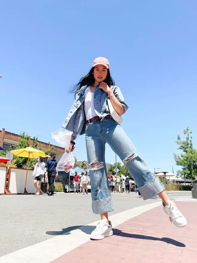 Maudy Ayunda dengan Flared Jeans