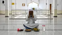 Seorang Muslim berdoa sebelum berbuka puasa di Masjid Jummah selama bulan suci Islam Ramadhan di Kolombo, Sri Lanka pada 4 Mei 2020. Umat Islam di dunia menjalankan ibadah Ramadan di tengah pandemi virus corona dan penerapan lockdown. (ISHARA S. KODIKARA / AFP)