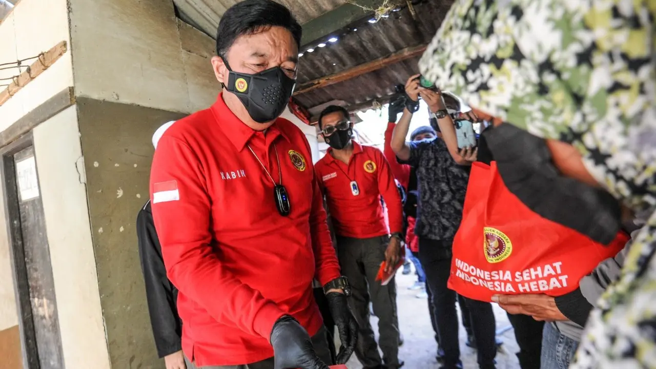 Kepala BIN Budi Gunawan melakukan blusukan di Desa Mekarsari, Kecamatan Ngamprah, Kabupaten Bandung Barat, Jawa Barat.