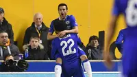 Pedro Rodriguez dan Willian merayakan gol Chelsea ke gawang Wolverhampton Wanderers pada laga putaran kelima Piala FA di Stadion Molineux, Wolverhampton, Sabtu (18/2/2017). (AFP/Ben Stansall)