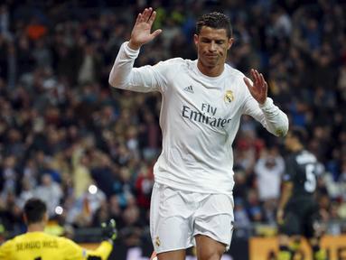 Cristiano Ronaldo mencetak satu gol saat timnya menang 4-0 atas Sevilla pada lanjutan La Liga Spanyol pekan ke-30 di Stadion Santiago Bernabeu, Senin (21/3/2016) dini hari WIB.  (REUTERS/Sergio Perez)