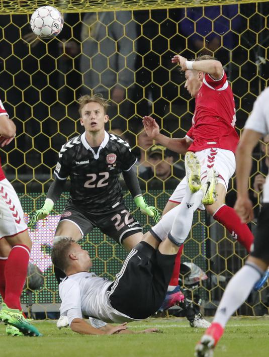Aksi pemain Jerman, Joshua Kimmich mencetak gol ke gawang Denmar pada laga persahabatan di Brondby Stadion, Kopenhagen, Denmark, (6/6/2017). (Jens Dresling/Ritzau Foto via AP)
