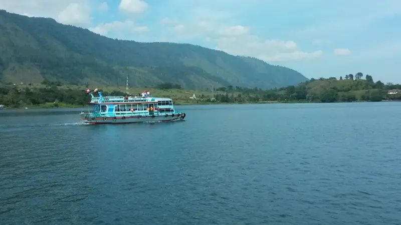 Kapal penyeberangan untuk turis yang tengah beroperasi di Danau Toba (Rizki Akbar Hasan/Liputan6.com)