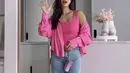 Bisa juga tampil casual mengenakan tank top dan kemeja pink menyala, cukup padukan dengan celana denim panjang. @jenniferbachdim