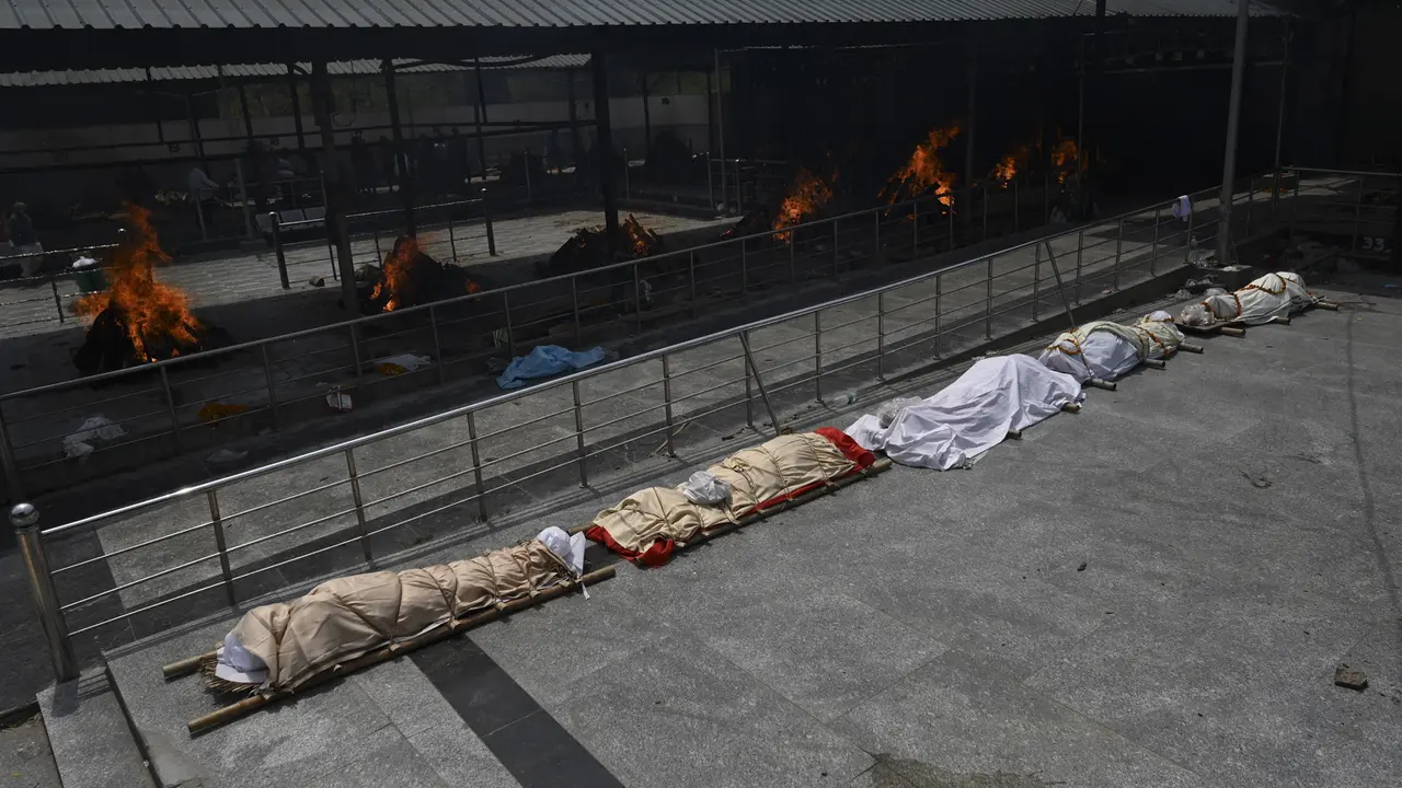 FOTO: Barisan Jasad Korban COVID-19 di India Antre untuk Dikremasi