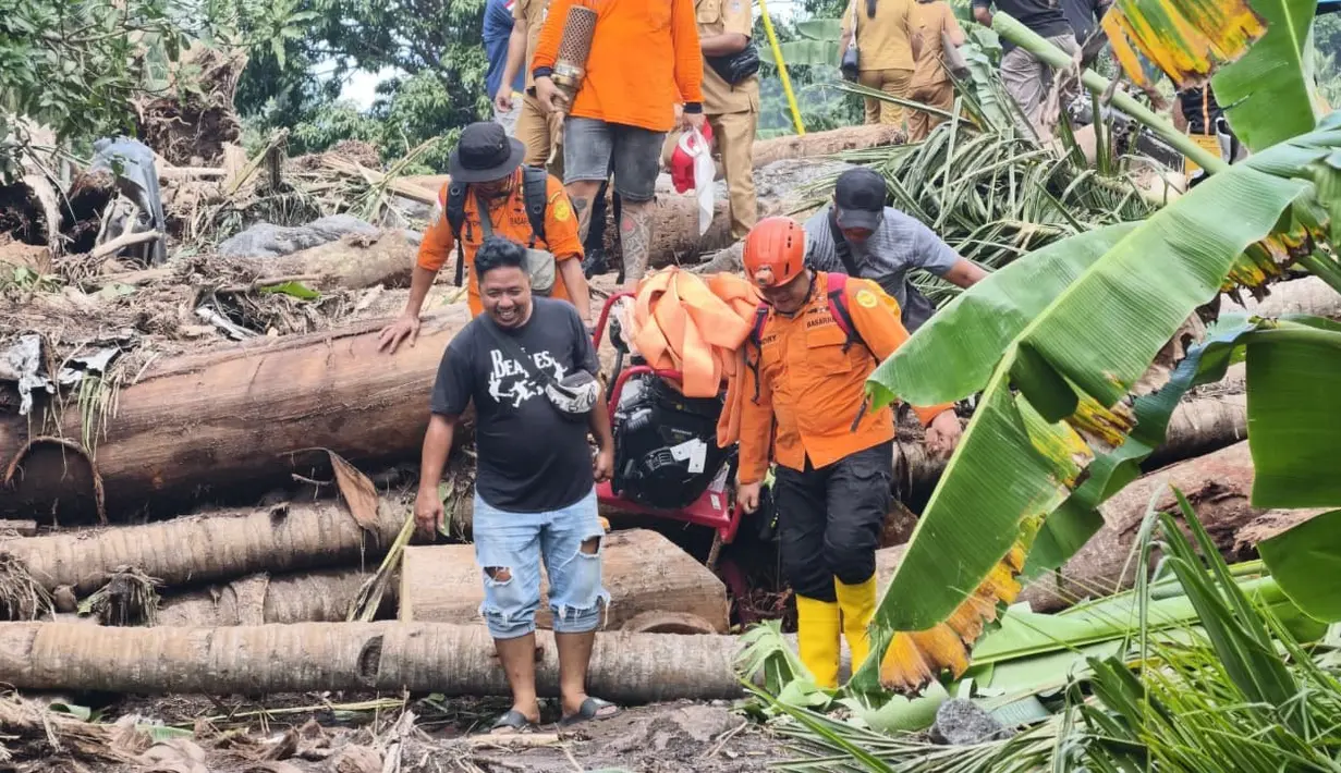 Kantor Pencarian dan Pertolongan Manado juga terus berkoordinasi dengan unsur terkait dan pemerintah daerah setempat guna memastikan operasi SAR berjalan aman, cepat, dan efektif, sesuai dengan prosedur penanganan bencana yang berlaku. Tampak dalam foto, personel Badan Nasional Pencarian dan Pertolongan (Basarnas) Manado membawa sejumlah alat yang diperlukan guna membantu operasi pencarian dan pertolongan korban bencana banjir bandang di Kabupaten Kepulauan Siau Tagulandang Biaro, Provinsi Sulawesi Utara, Selasa 6 Januari 2026. (Foto: Basarnas)