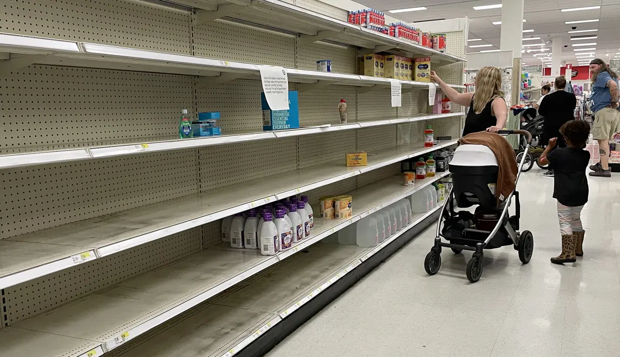 <p>Seorang perempuan berbelanja susu formula bayi di tengah kelangkaan di Target di Annapolis, Maryland, AS, pada 16 Mei 2022. Kelangkaan susu formula bayi secara nasional berlanjut karena krisis rantai pasokan terkait dengan pandemi covid-19 yang telah membebani stok susu formula negara, sebuah masalah yang semakin diperburuk oleh penarikan produk utama pada bulan Februari. (Jim WATSON / AFP)</p>