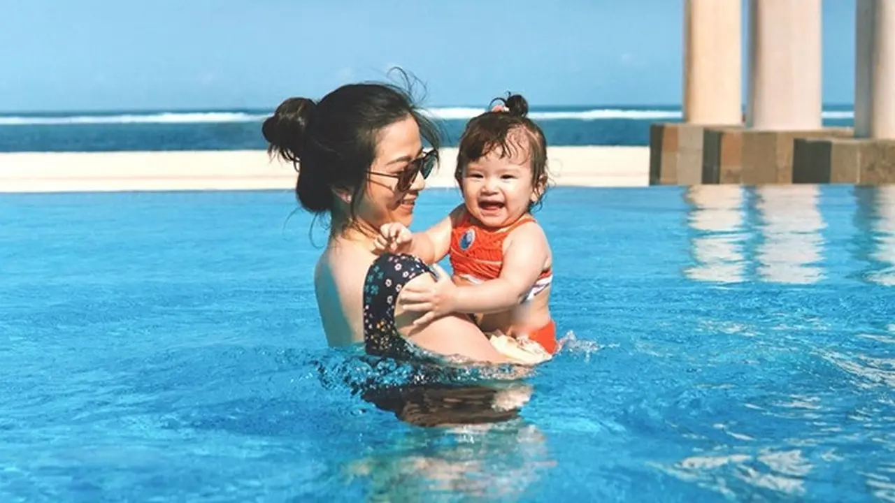 7 Potret Kebersamaan Franda dan Zylvechia, Ibu dan Anak yang Kompak