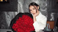 Intip gaya bucin Agnez Mo dan Adam Rosyadi saat anniversary ke-4 (@agnezmo)