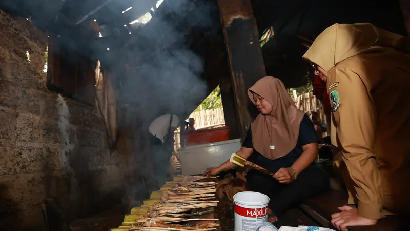 Proses pengasapan ikan dan pengolahan petis ikan secara tradisional. (istimewa)