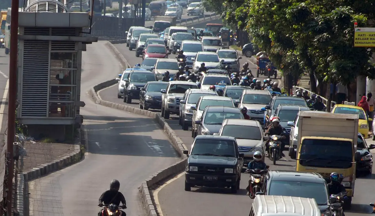 Jalanan sudah mulai dipadati kendaraan bermotor, baik roda dua, mobil pribadi dan sebagainya, Jakarta, Senin (4/8/14). (Liputan6.com/Miftahul Hayat)