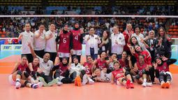Pengurus PBVSI, Staf pelatih dan pemain Timnas voli putri Indonesia foto bersama setelah berhasil menaklukkan Filipina sekaligus meraih medali perunggu SEA Games 2025 di Indoor Stadium Huamark, Bangkok, Senin (15/12/2025). (Bola.com/Bagaskara Lazuardi)