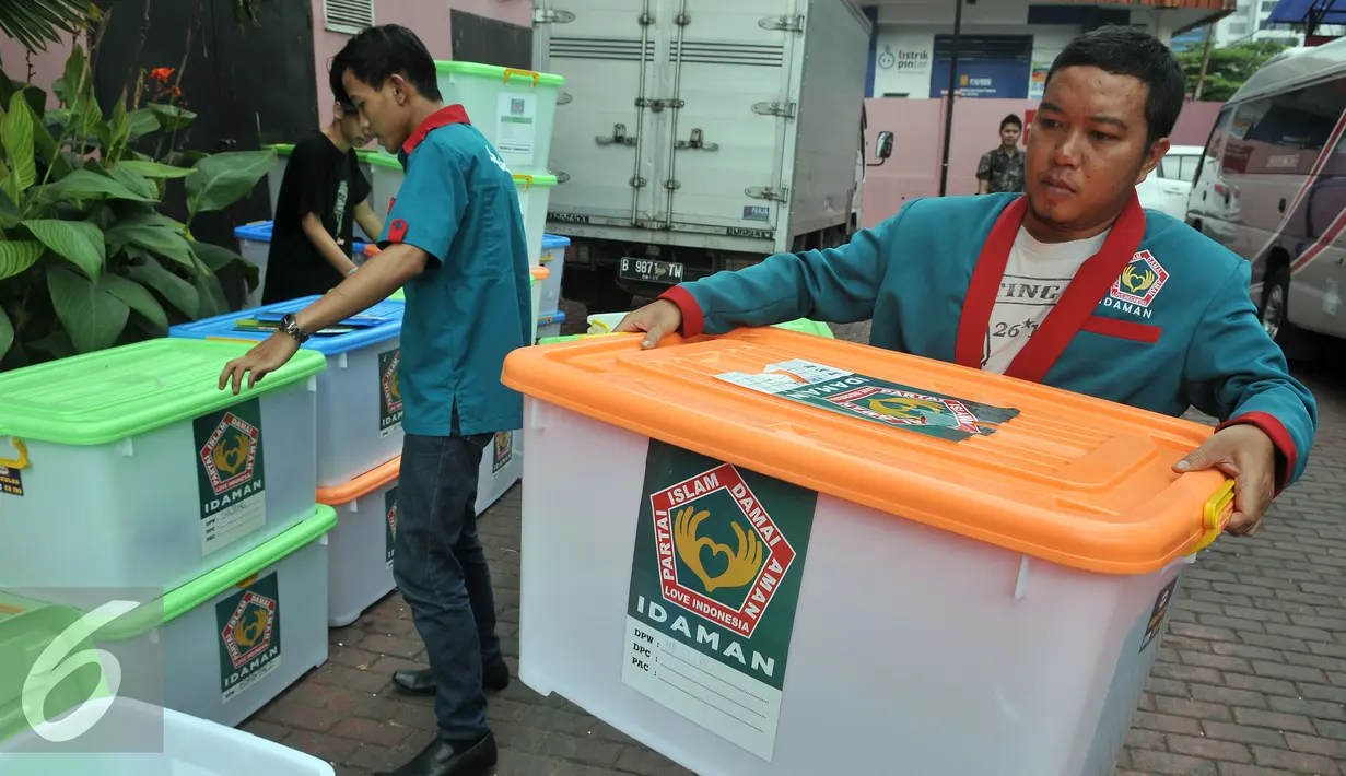 Kader Partai Idaman menyiapkan berkas untuk di daftarkan ke Kemenkumham, Jakarta, Jumat (29/7). Berkas tersebut sebagai kelengkapan syarat menjadi partai baru berbadan hukum. (Liputan6.com/Johan Tallo)