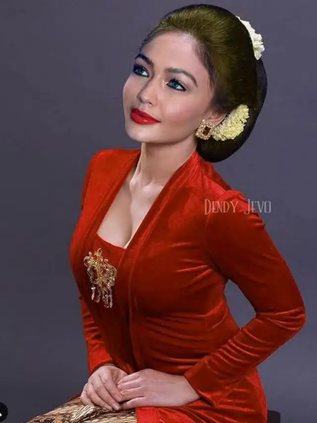 6 Editan Foto Jika Seleb Dunia Pakai Baju Tradisional Indonesia, Tampak