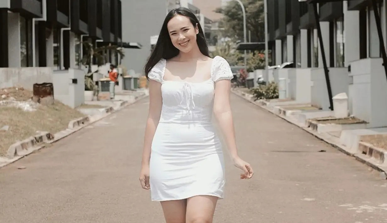 Pemain dari Winter In Tokyo ini pun cukup sering terlihat berpenampilan casual saat menggunakan busana putih. Bahkan, gaya santai Pamela satu ini juga bisa dijadikan inspirasi. (Liputan6.com/IG/@pammybowie)