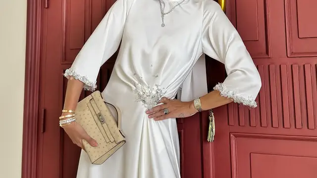 Potret Olla Ramlan dengan Gamis Putih. (instagram/ollaramlan)