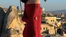 Gaya manis Fuji pakai off-the-shoulder dress lengan panjang berwarna merah yang berhasil memamerkan body goalsnya dengan amat baik. [Foto: Instagram/fuji_an]