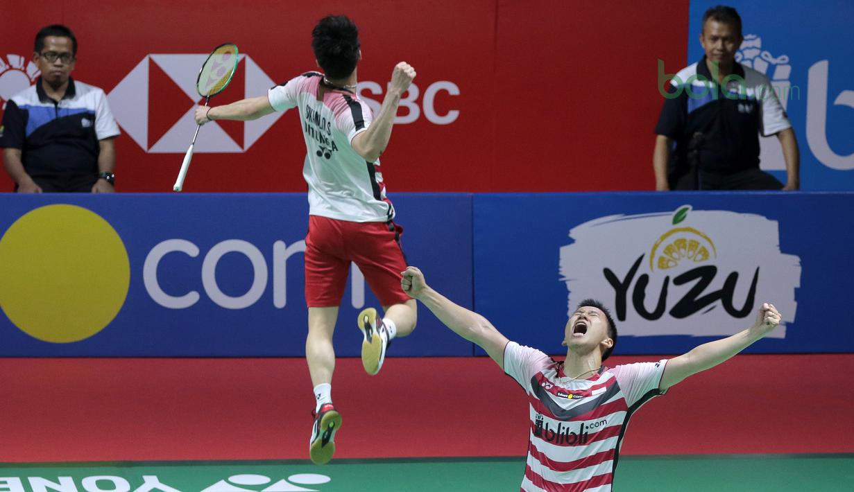 Kevin Sanjaya/Marcus Gideon merayakan kemenangan atas pasangan Jepang, Takuto Inoue/Yuki Kaneko pada final Indonesia Open 2018 di Istora Senayan, Jakarta, (8/6/2018). Tontowi/Liliyana menang 21-17, 21-8. (Bola.com/Nick Hanoatubun)