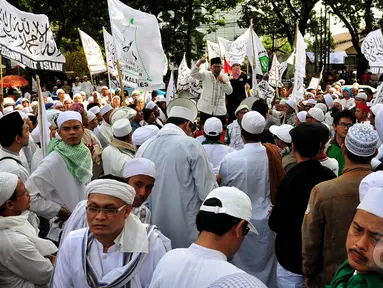 Massa Front Pembela Islam (FPI) dan Forum Umat Islam (FUI) kembali berdemo di depan Gedung DPRD DKI, Jakarta, (17/10/14). (Liputan6.com/Johan Tallo)