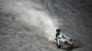 Ekspresi seorang wisatawan ketika bermain sandboarding atau berseluncur pasir menuruni gunung berapi Cerro Negro di Leon, Nikaragua, 24 September 2016. Gunung Cerro Negro salah satu gunung api yang masih aktif di Nikaragua. (INTI Ocon/AFP)