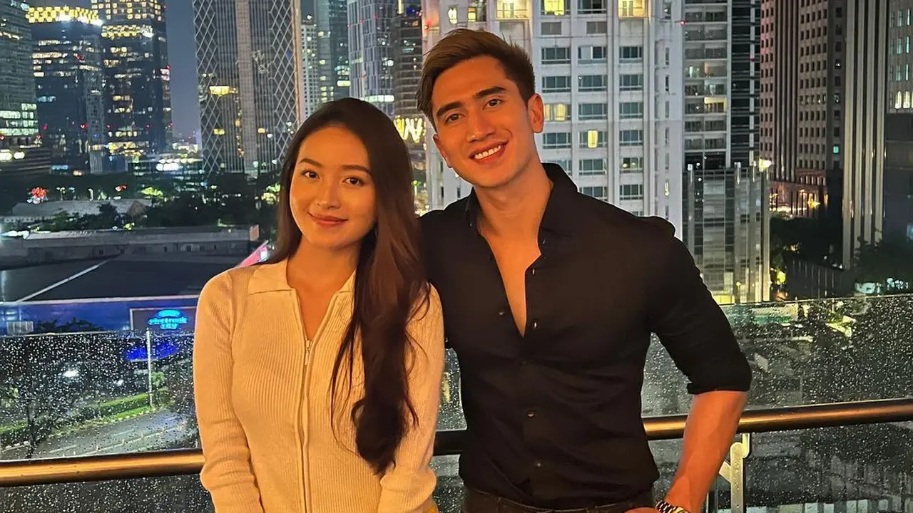 Natahsa Wilona bawakan kue saat ultah Verrel Bramasta (Instagram/bramastavrl)