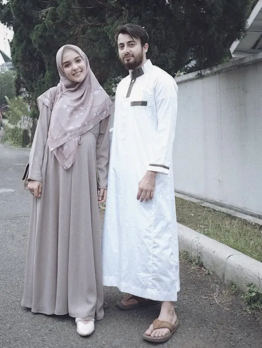 Hamidah tampil dengan kerudung bermotif dipadukan gamis warna coklat polos. @hamidahrachmayanti