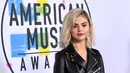 Penyanyi Selena Gomez berpose untuk fotografer di karpet merah American Music Awards 2017 di Los Angeles, Minggu (19/11). Penampilan Selena pun tampak edgy dalam balutan dress bermaterial kulit dengan aksen resleting. (Neilson Barnard/Getty Images/AFP)