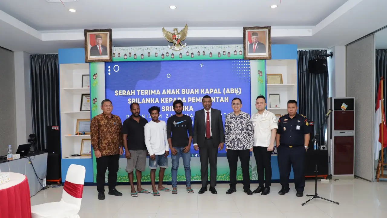 Kementerian Kelautan dan Perikanan (KKP) menyerahkan 3 anak buah kapal (ABK) ke Kedutaan Besar Sri Lanka. (Dok KKP)