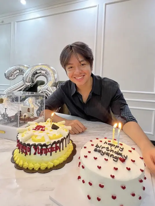 Sementara itu, Angga tampil rapi dengan kemeja panjang hitam dipadukan celana denim. Credit: (@angga)