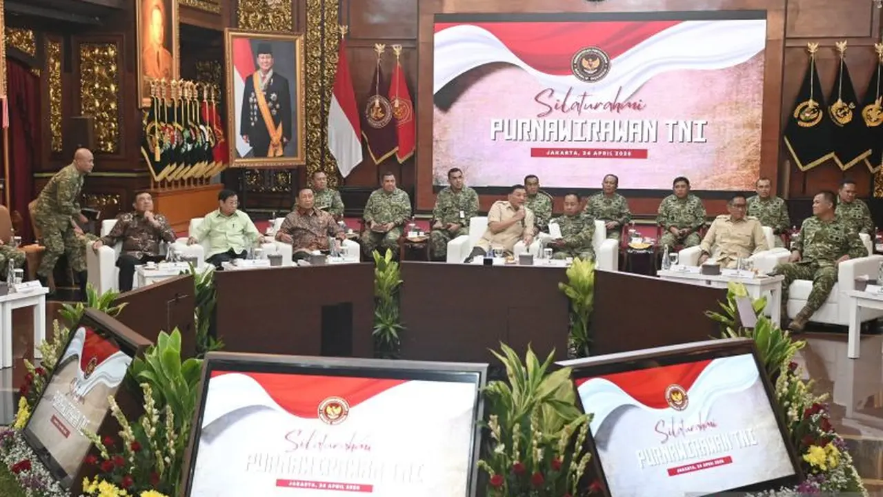 Menteri Pertahanan Sjafrie Sjamsoeddin (tengah), Panglima TNI Jenderal TNI Agus Subiyanto (kanan) dan Letjen TNI (Purn) Wiranto (kiri) ruang Bhinneka Tunggal Ika (BTI) di Gedung Kementerian Pertahanan, Jakarta Pusat, Jumat (24/4/2026). (antara)