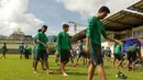 Para pemain Timnas Indonesia U-19 tampak lelah usai menjalani latihan di Stadion Padomar, Yangon, Sabtu (9/9/2017). Pada laga Piala AFF U-18 selanjutnya Timnas U-19 akan melawan Vietnam U-19. (Liputan6.com/Yoppy Renato)