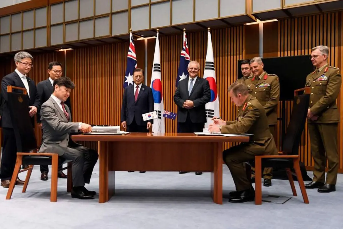 Presiden Korea Selatan Moon Jae-in dan Perdana Menteri Australia Scott Morrison menyaksikan penandatanganan senjata pada 13 Desember 2021.(AFP)