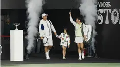 Saat memasuki lapangan, ribuan penonton yang menyaksikan Tiba Tiba Tenis langsung heboh menyambut kedatangan Wulan Guritno dn Gading Marten. Tampak pula, Gempita juga turut mendampingi sang ayah untuk memberikan dukungan.
(Liputan6.com/IG/@gadiiing)