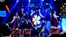 Konser semakin meriah dengan kolaborasi dua penyanyi berbeda, penyanyi dangdut Lesti D'Academy dengan penyanyi pop Fatin, lewat lagu Zapin Melayu. Penonton pun banyak ikut bergoyang. (Adrian Putra/Bintang.com)