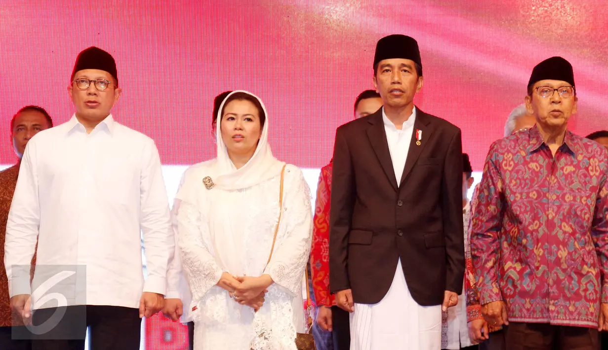 Presiden Joko Widodo (tengah) didampingi Yenny Wahid, Menag Lukman Hakim Saifuddin dan Mantan Wapres Boediono saat menghadiri Haul Gus Dur ke 7 dan Peringatan Maulid Nabi Muhammad SAW di Ciganjur, Jakarta, Sabtu (23/12). (Liputan6.com/Gempur M Surya)