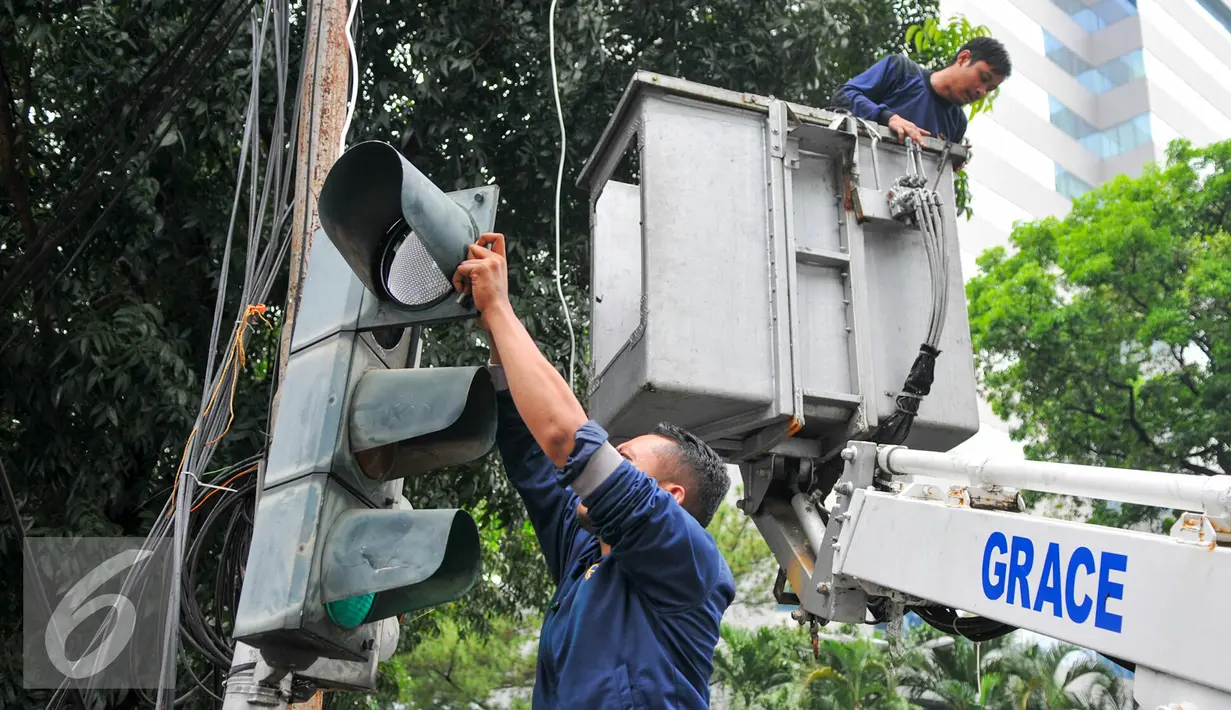 Dishub DKI Jakarta memperbaiki lampu lalu lintas yang rusak di kawasan jalan Trunojoyo dan Aditiawarman, Jakarta, Selasa (17/5). Peremajaan trafficlight ini bertujuan untuk mencegah kecelakaan lalu lintas karena lampu jalan. (Liputan6.com/Yoppy Renato)