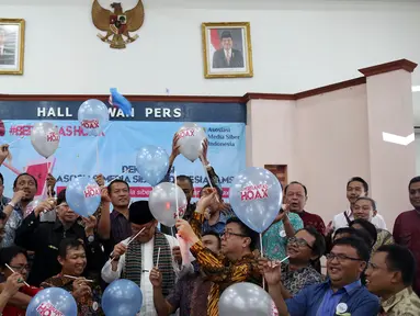 Menkominfo Rudiantara bersama Ketua Dewan Pers, Yosep Adi Prasetyo, Ketua Presedium AMSI, Wenseslaus Manggut serta pengurus dan anggota AMSI saat mendeklarasikan Resmi Asosiasi Media Siber Indonesia, Jakarta, Selasa (18/4). (Liputan6.com/Johan Tallo)