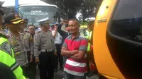 Kecelakaan tunggal yang dialami Bis Kramat Jati di Jalan By Pass Cikopo, Cicalengka, Kabupaten Bandung, dini hari kemarin, langsung mendapatkan respon cepat jajaran satuan lalu lintas polres Garut, Jawa Barat Rabu. (Liputan6.com/Jayadi Supriadin)