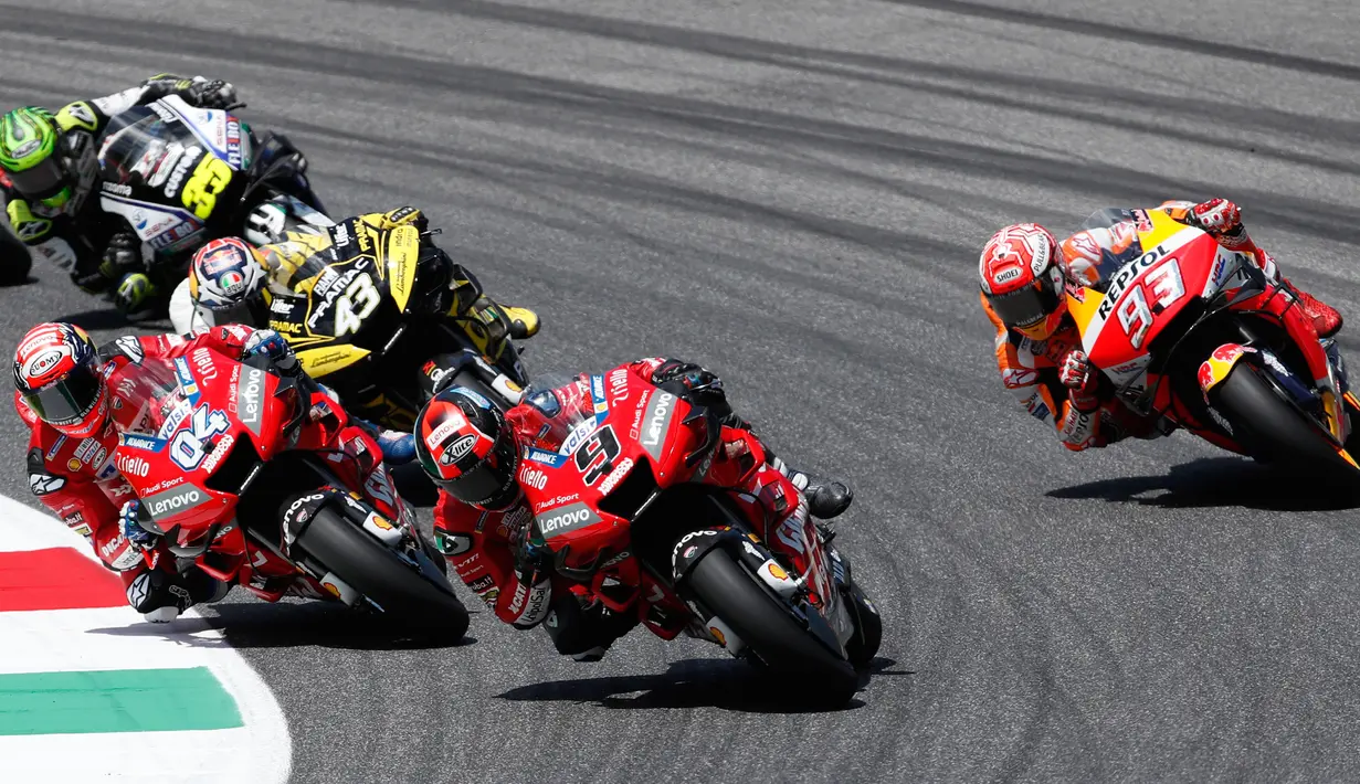 Pembalap Ducati asal Italia, Danilo Petrucci memimpin balapan Grand Prix MotoGP Italia di sirkuit Mugello, Italia (2/6/2019). Petrucci mencatatkan waktu 41 menit 33,794 detik. Dia unggul 0,043 detik dari Marc Marquez dan Andrea Dovizioso dengan catatan waktu 0,338 detik. (AP Photo/Antonio Calanni)